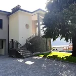 Mari Vila Dervio