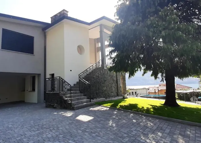 Mari Villa Dervio
